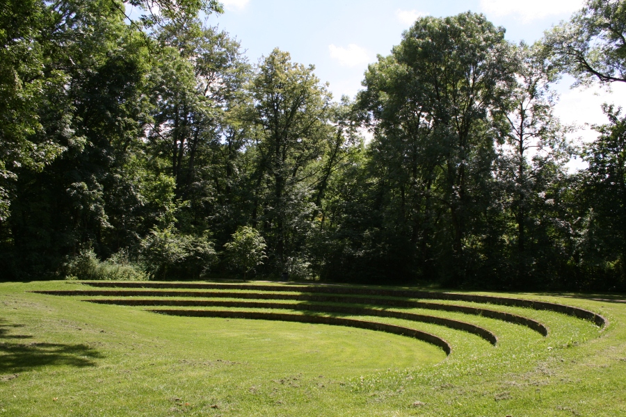 English_garden_amphitheatre